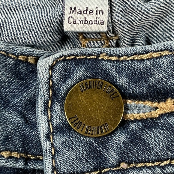 Jennifer Lopez size 2 medium wash straight leg jeans, some distressing, like new - Picture 4 of 13